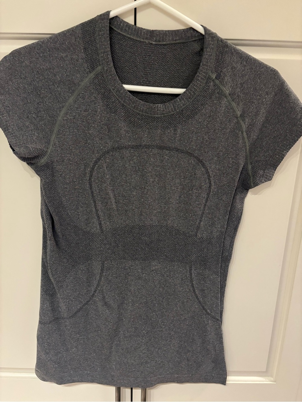 Lululemon seamless Short-Sleeve Active Tee - Charcoal Gray size 8